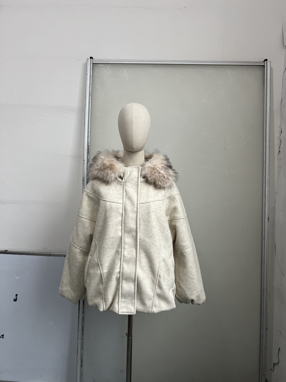 Womens Stylish Woolen Coat With A Big Fur Collar And Zipper - الصورة 6