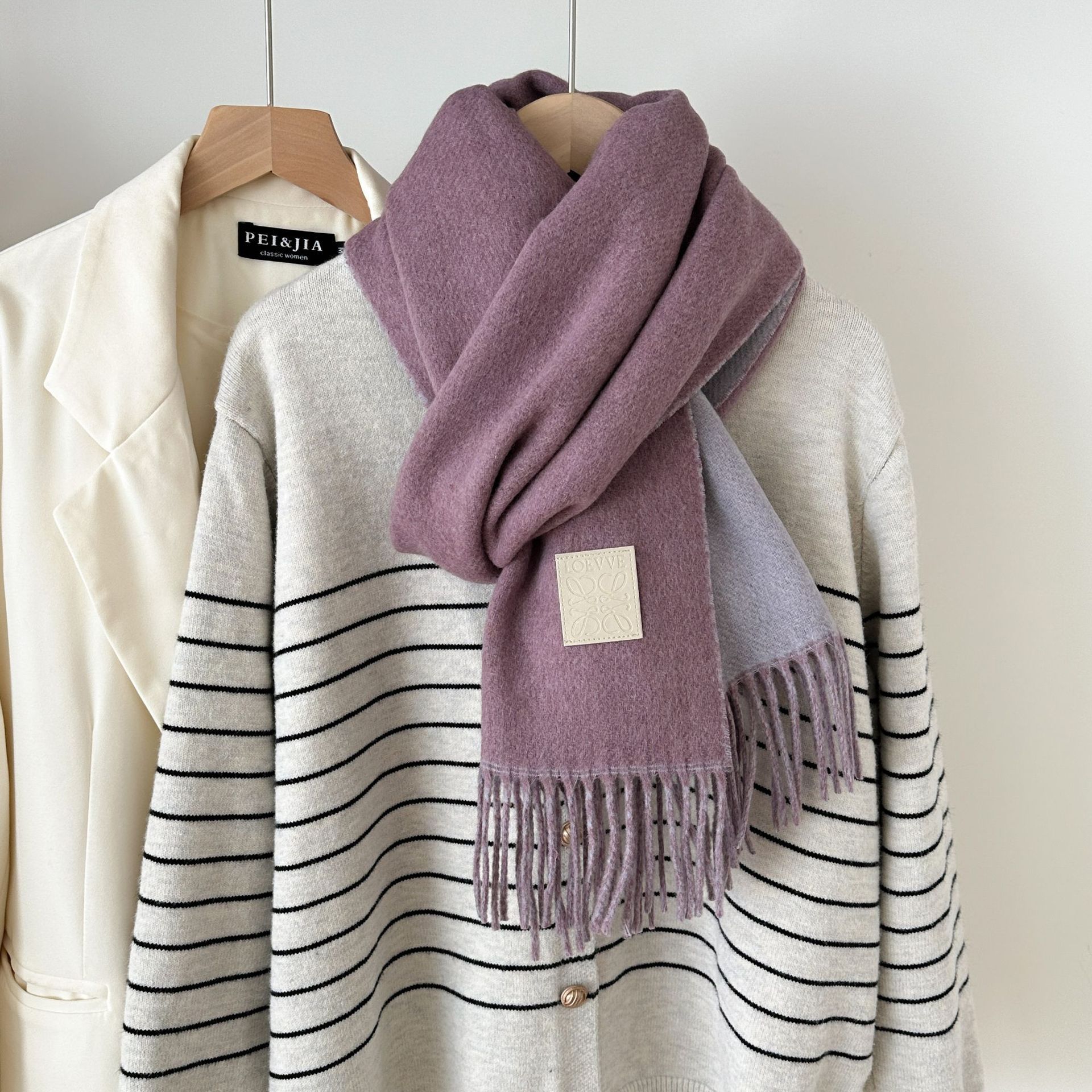 Thickened Double-sided Two-tone Wool Scarf Versatile Solid-color Tassel Shawl For Warmth And Style - الصورة 2
