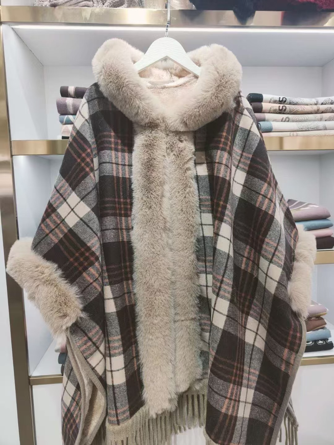 New Fallwinter Tippet With A Trendy Maillard Plaid Design Lined With Soft Fleece For Extra Warmth - الصورة 5