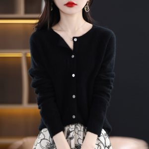 Womens Loose Plus-Size Knitted Base Sweater With A Crew Neck And A Cropped Length