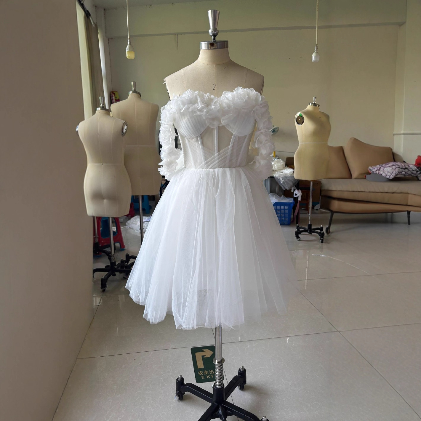 Lace Off-shoulder Mini Wedding Dress - الصورة 4