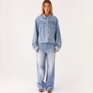 Casual Denim Jacket With A Turn-Down Collar And Long Sleeves