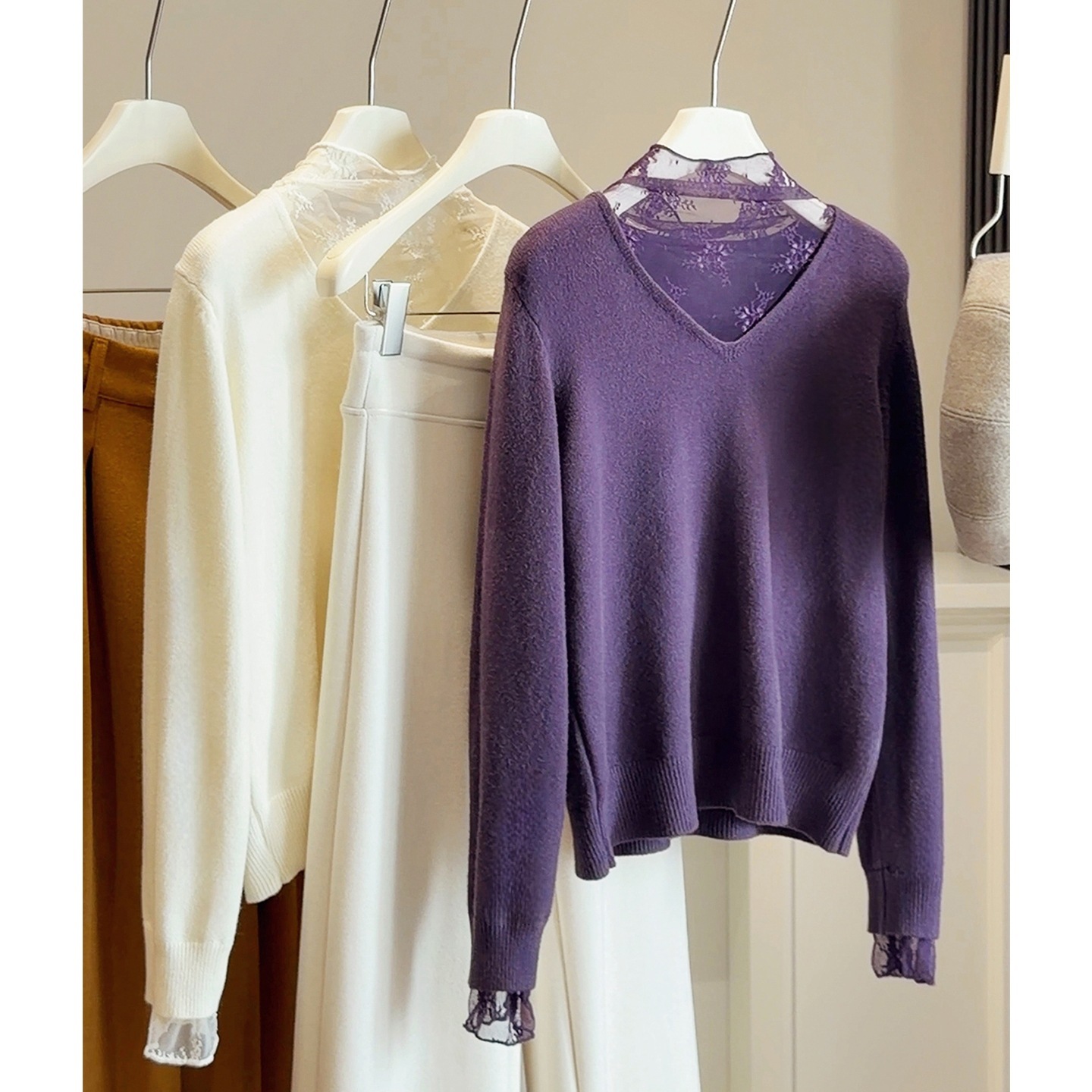 Lace-Panel Fake Two-Piece V-Neck Knitted Sweater - الصورة 2