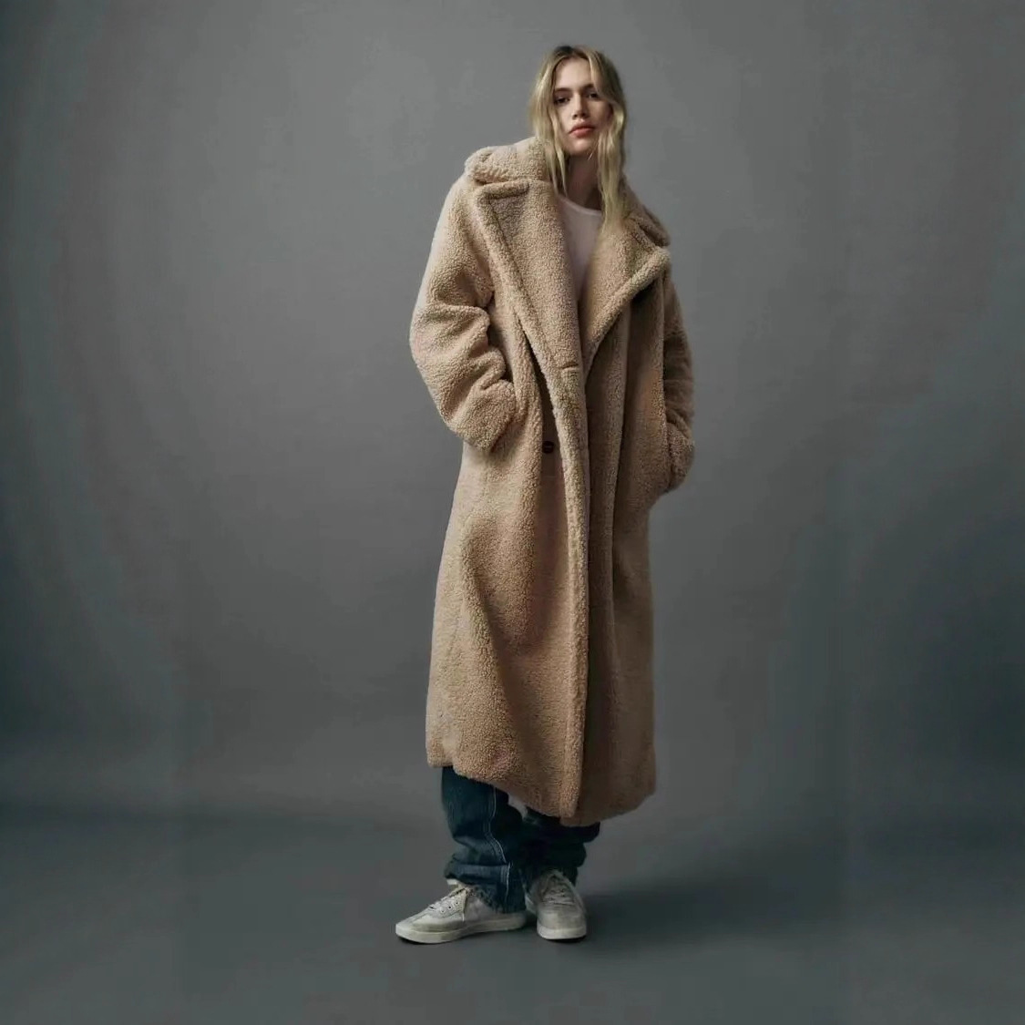 Oversized Coat With A Large Lapel Made Of Thick Lambswool Fleece - Image 4