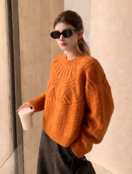 Chic And Brightening Loose-knit Sweater With A Crew Neck - Image 4
