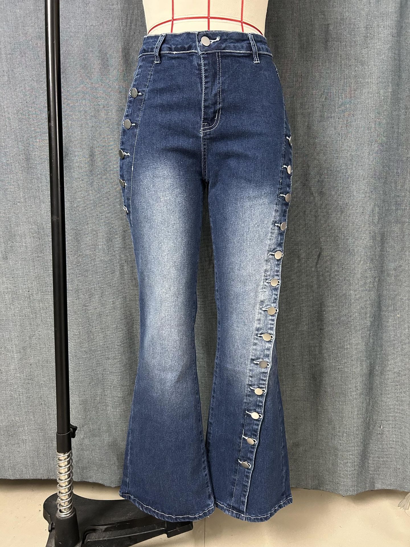 Fashionable Slim-fit Solid-color Blue Jeans - Image 6