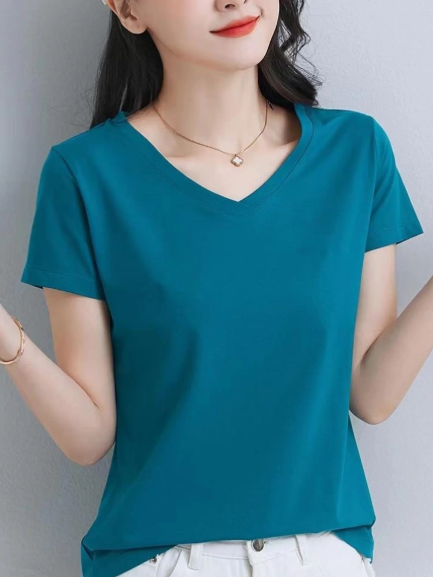 Womens Soft & Breathable Solid V-Neck T-Shirt - Casual Short Sleeve for Spring & Summer - Stylish Essential, Comfort Fit Wardrob - الصورة 4