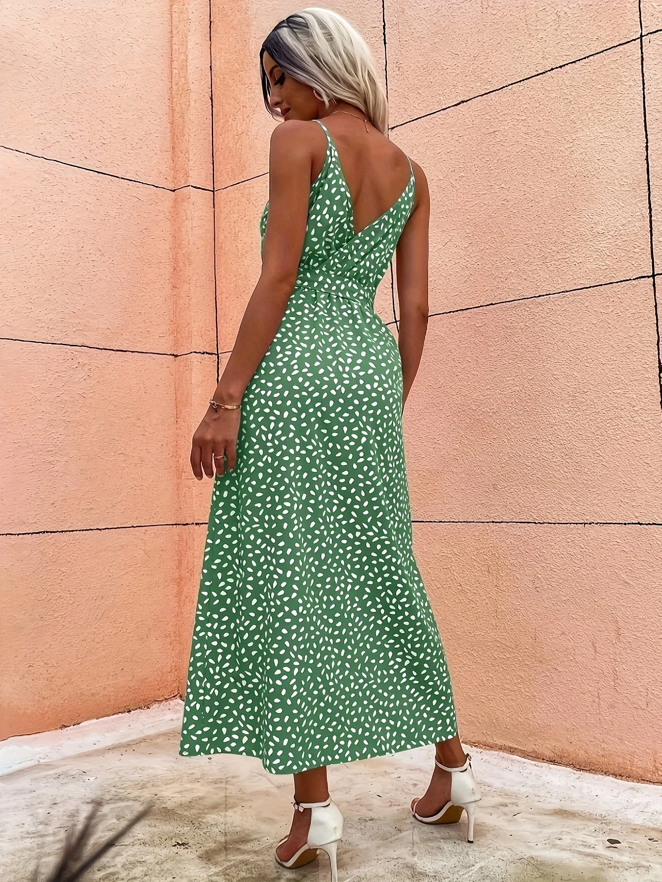 Elegant Ladies Spotted Print Split-Design Halter Dress with Waist-Cinching Feature Fashionable Women's Summer Dress - الصورة 2
