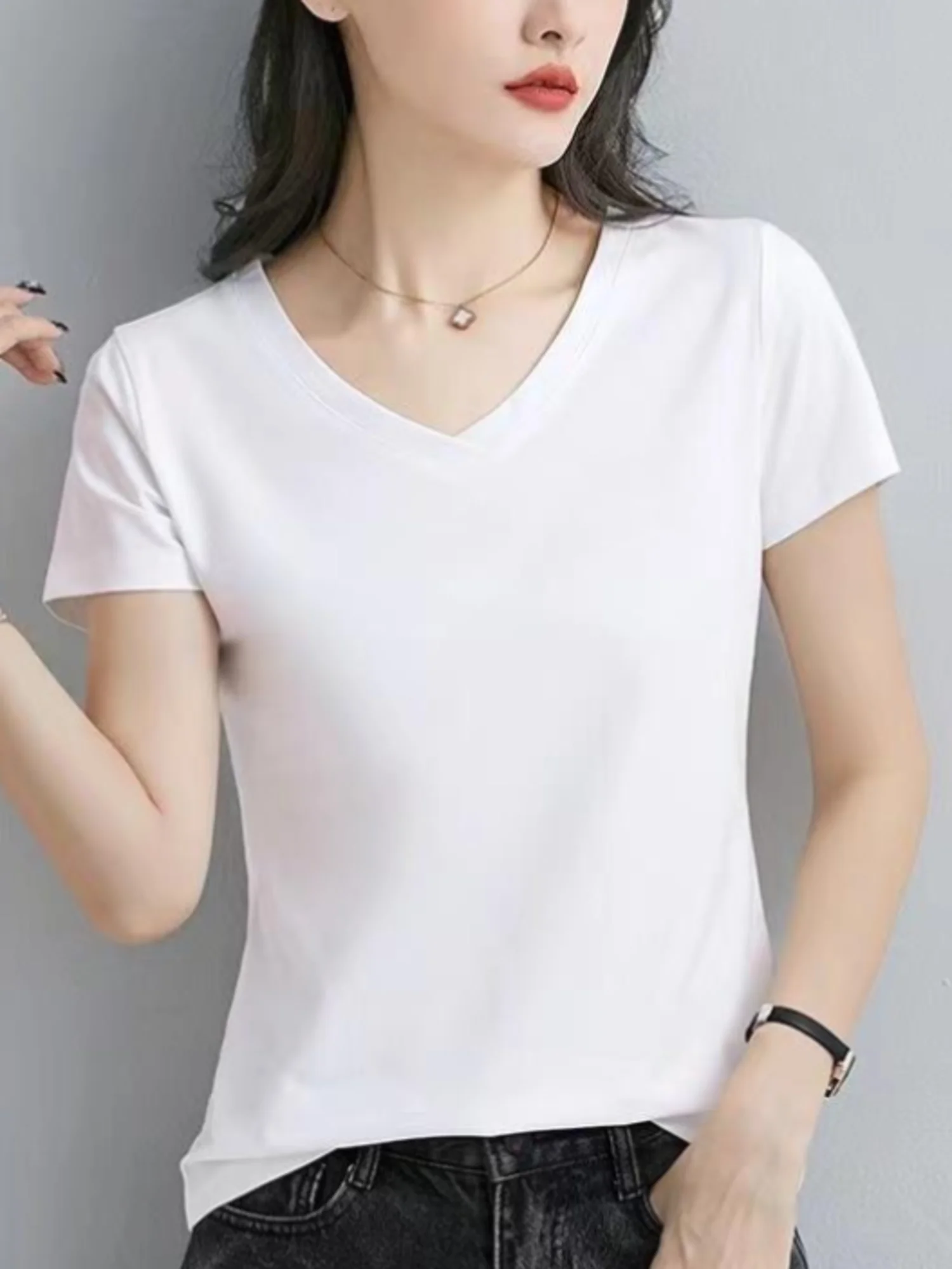 Womens Soft & Breathable Solid V-Neck T-Shirt - Casual Short Sleeve for Spring & Summer - Stylish Essential, Comfort Fit Wardrob - الصورة 5