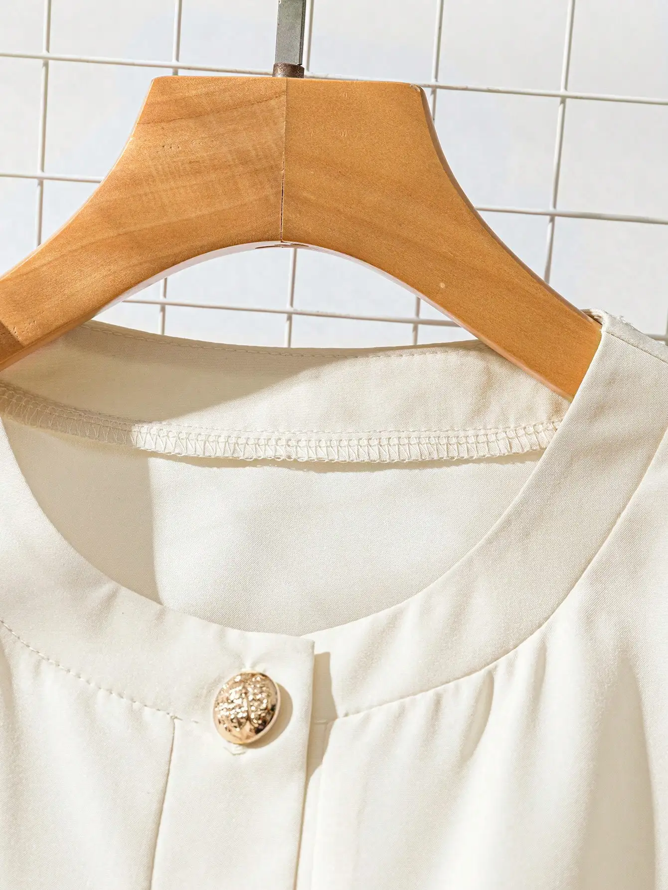 Women's Elegant Simple Round Neck Single Breasted Short Sleeve Belt Midi Dress women dress Women's Elegant Beige Midi Dress - الصورة 4
