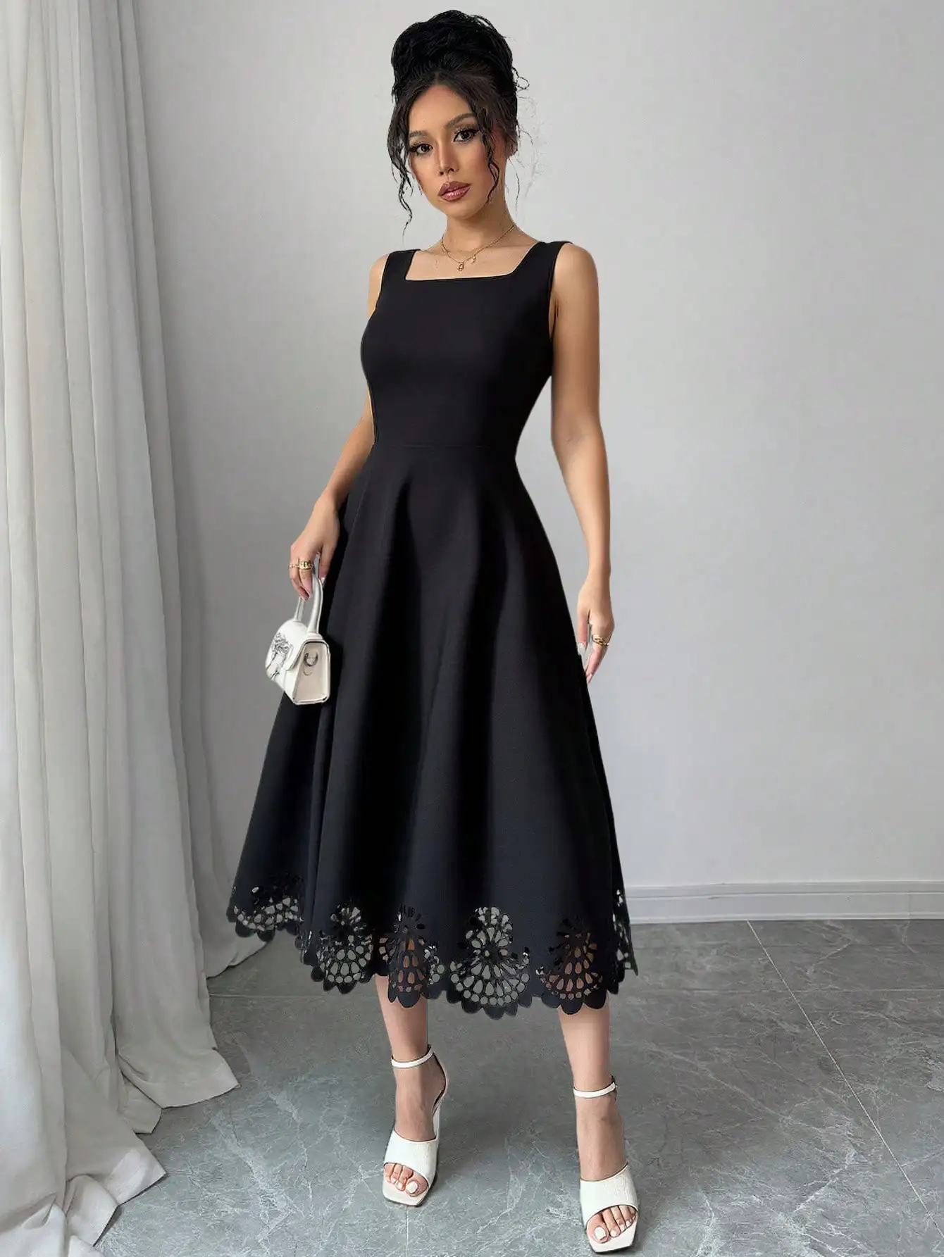 Minimalist Black Fit-and-Flare Dress Square Neck Sleeveless Laser Cut Lace Hem Casual Wedding Guest Dress - الصورة 4