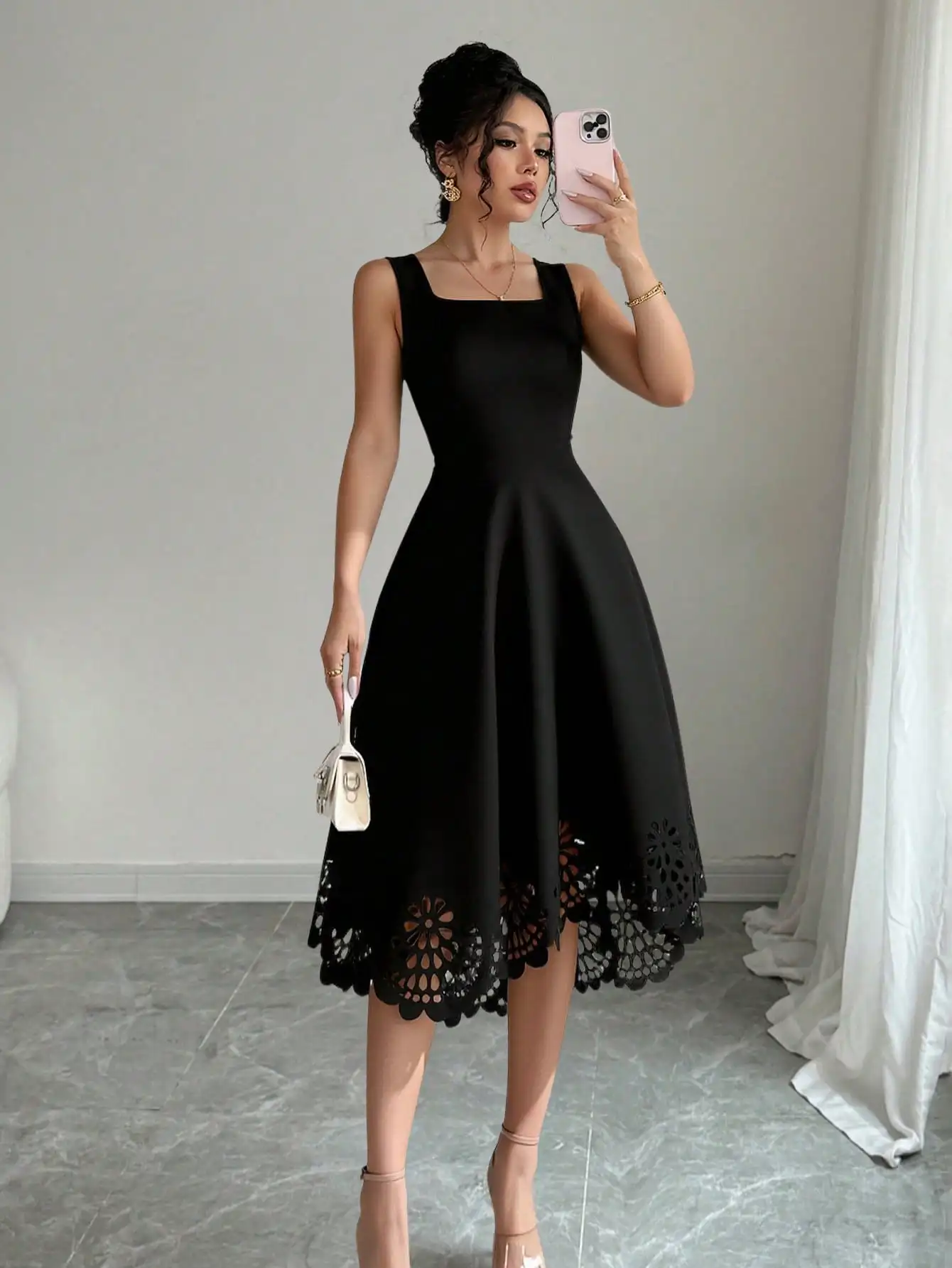 Minimalist Black Fit-and-Flare Dress Square Neck Sleeveless Laser Cut Lace Hem Casual Wedding Guest Dress - الصورة 2
