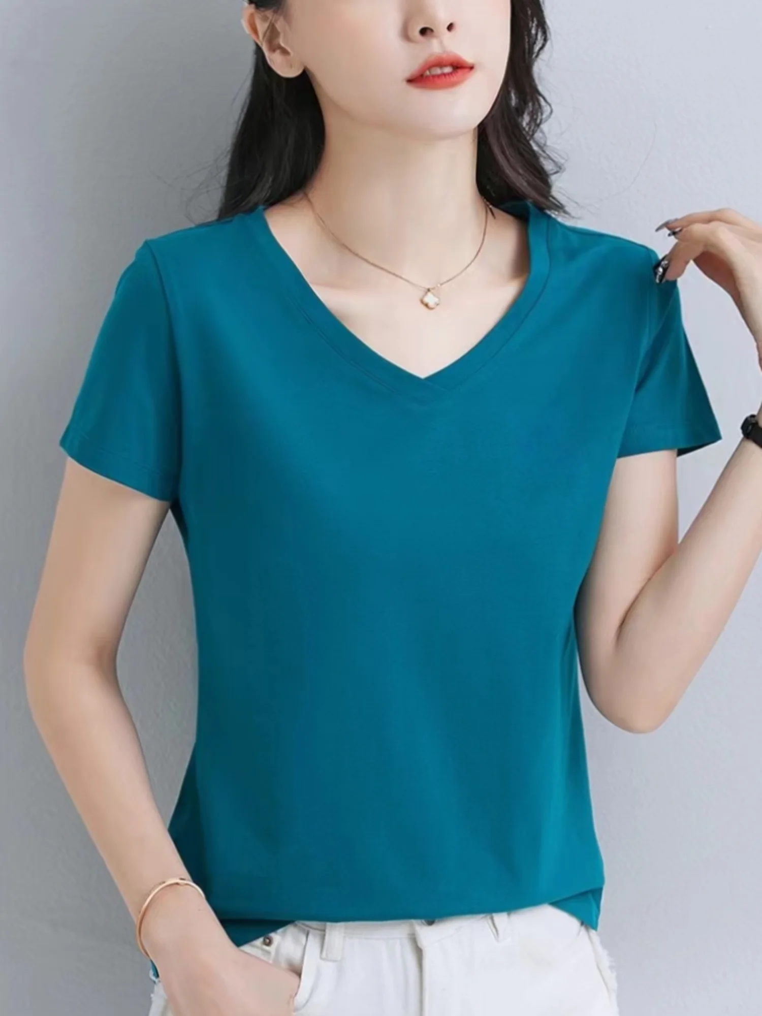 Womens Soft & Breathable Solid V-Neck T-Shirt - Casual Short Sleeve for Spring & Summer - Stylish Essential, Comfort Fit Wardrob - الصورة 3