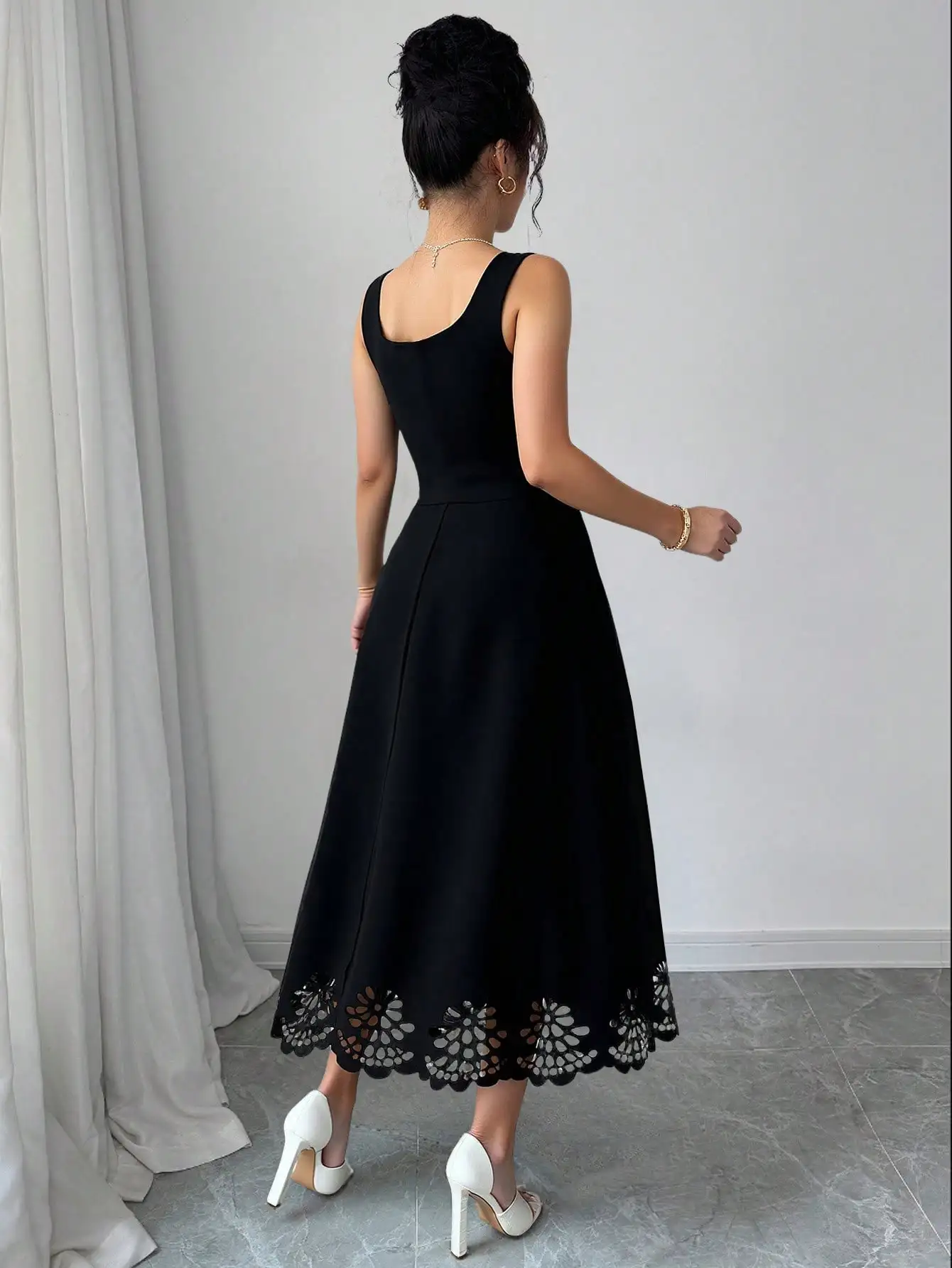 Minimalist Black Fit-and-Flare Dress Square Neck Sleeveless Laser Cut Lace Hem Casual Wedding Guest Dress - الصورة 3