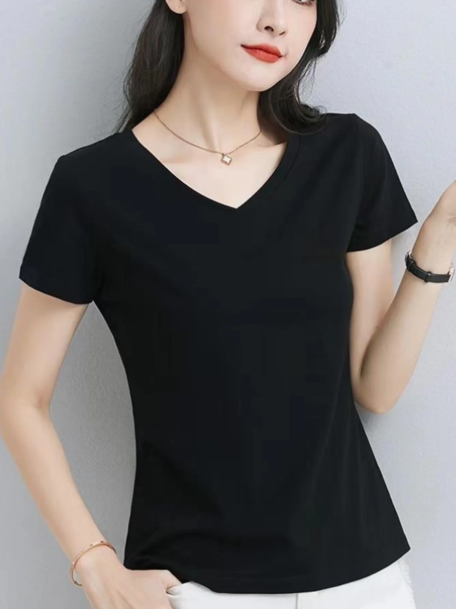 Womens Soft & Breathable Solid V-Neck T-Shirt - Casual Short Sleeve for Spring & Summer - Stylish Essential, Comfort Fit Wardrob - الصورة 6