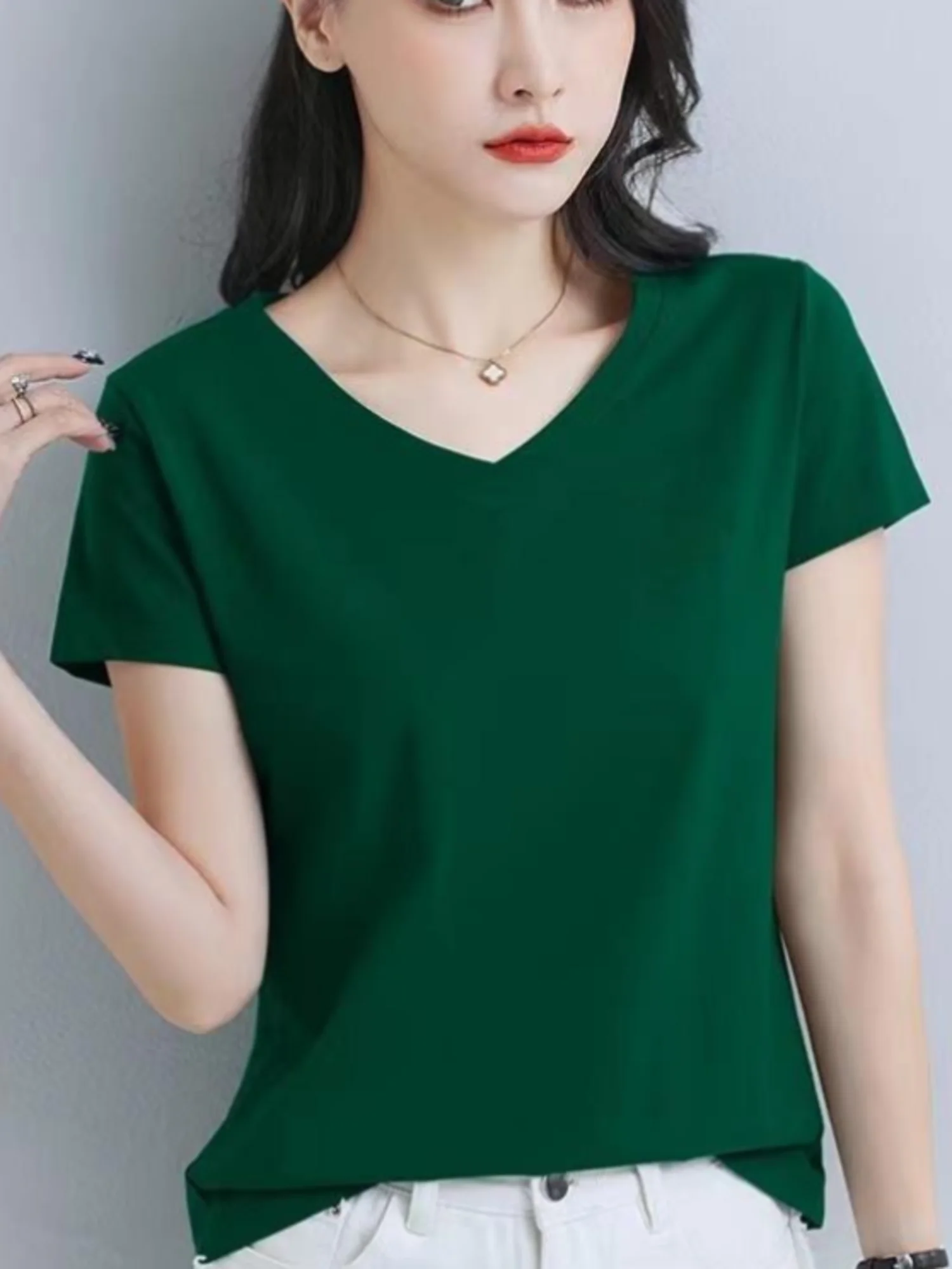 Womens Soft & Breathable Solid V-Neck T-Shirt - Casual Short Sleeve for Spring & Summer - Stylish Essential, Comfort Fit Wardrob - الصورة 7